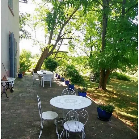 Les Hirondelles : Ferme Fortifiee Avec Piscine ! בית הארחה