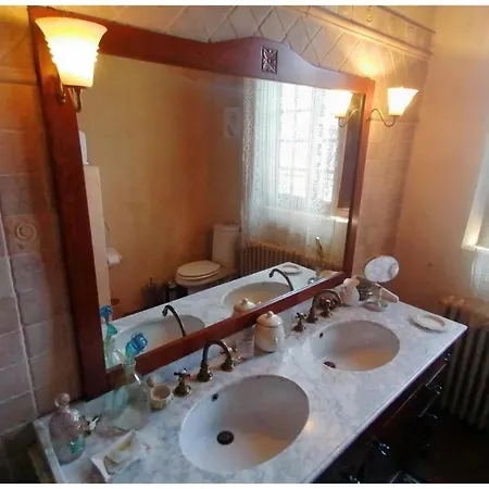 בית הארחה Les Hirondelles : Ferme Fortifiee Avec Piscine !