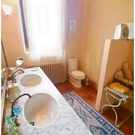 Les Hirondelles : Ferme Fortifiee Avec Piscine ! בית הארחה קסטלסרסין