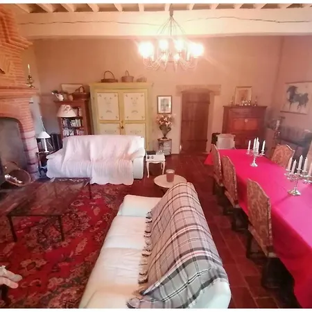 Les Hirondelles : Ferme Fortifiee Avec Piscine ! בית הארחה
